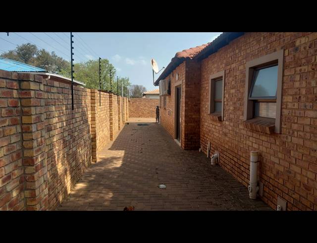 3 BEDROOM FREESTANDING FOR SALE IN DENNEOORD